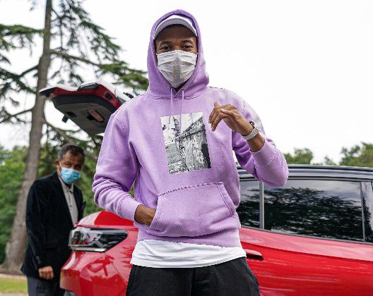 毕竟施天齐的名头极大，他手下能出医疗奇迹也能让人信服。